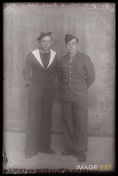 Portrait en pied de deux militaires français (Le Val-d'Ajol)